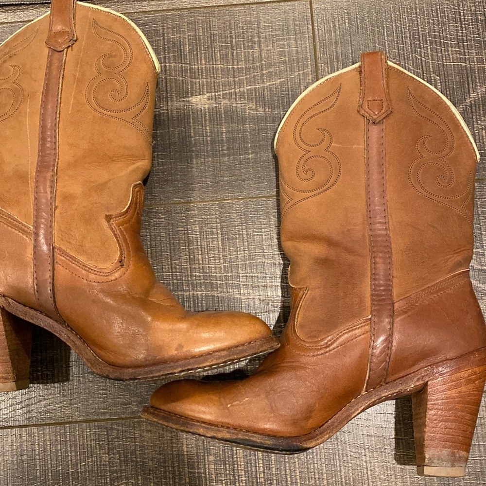 Cowgirl boots size 7 brown/tan